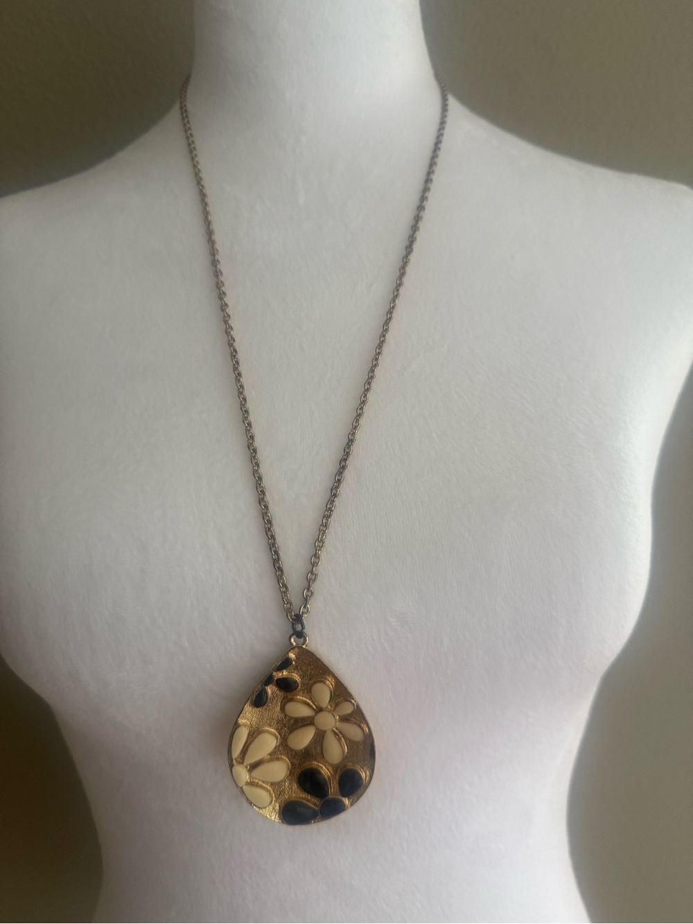 Gold, black & white flowered adjustable necklace